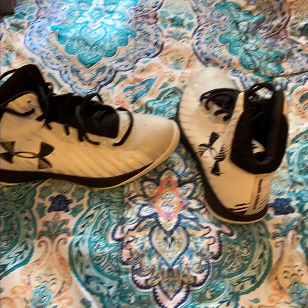 Basketball shoes